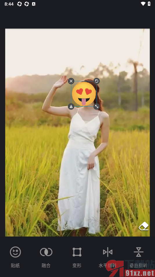 Retouch手机版在图片上加入贴纸的方法